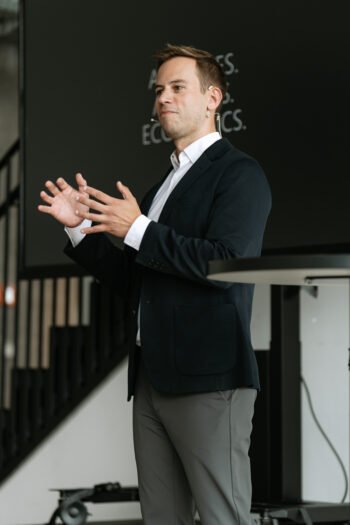 Mann im Anzug spricht auf der Bühne